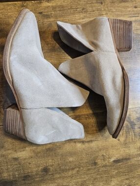 Free People Women’s 7.5 US / 38.5 EU Charm Suede Booties Tan Pointed Toe  SCUFFS